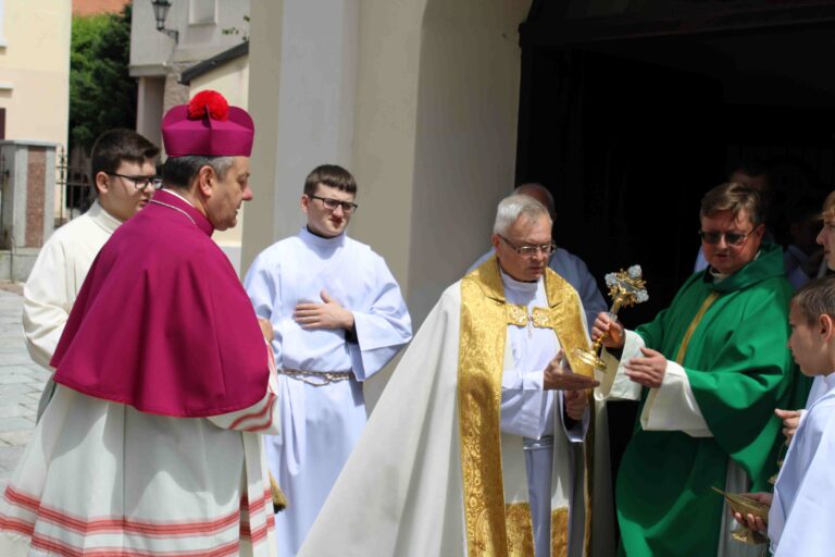 Read more about the article Wizytacja Biskupa i Wielkie Uwielbienie
