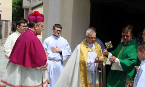 Wizytacja Biskupa i Wielkie Uwielbienie