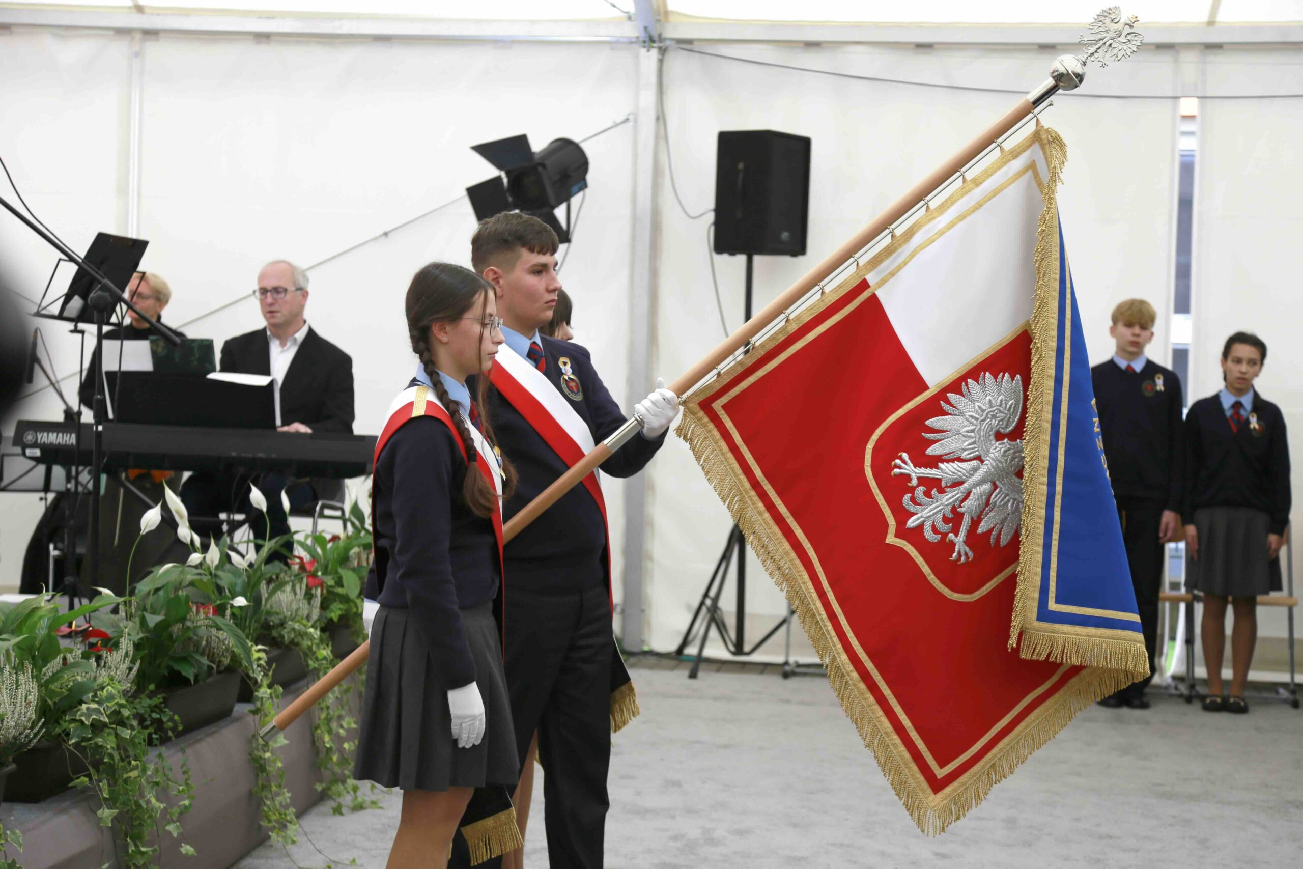 You are currently viewing Uroczystość nadania imienia św. Jana Pawła II i poświęcenia sztandaru Katolickiej Publicznej Szkoły Podstawowej w Polkowicach